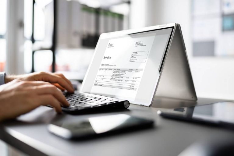 Faktura ustrukturyzowana w systemie KSeF wyświetlona na ekranie tabletu