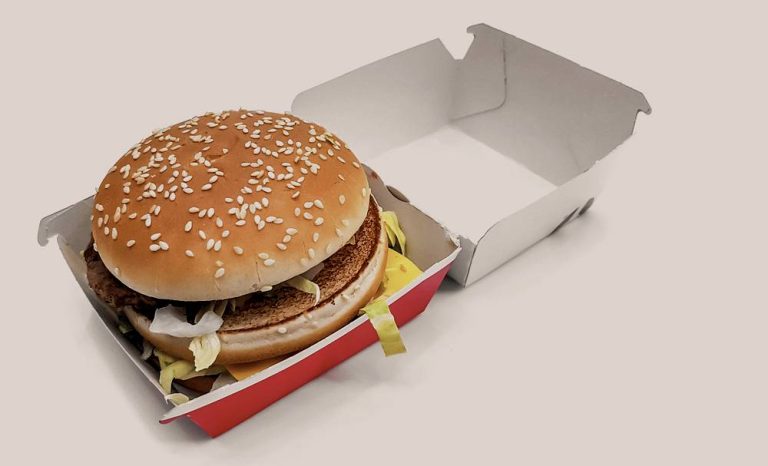 Hamburger z McDonald's - symbol Big Mac Index